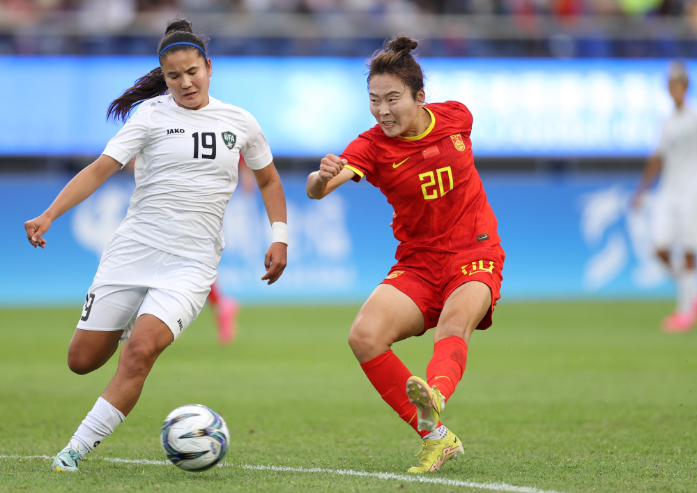 女子足球赛中，中国队实现胜利轻松晋级