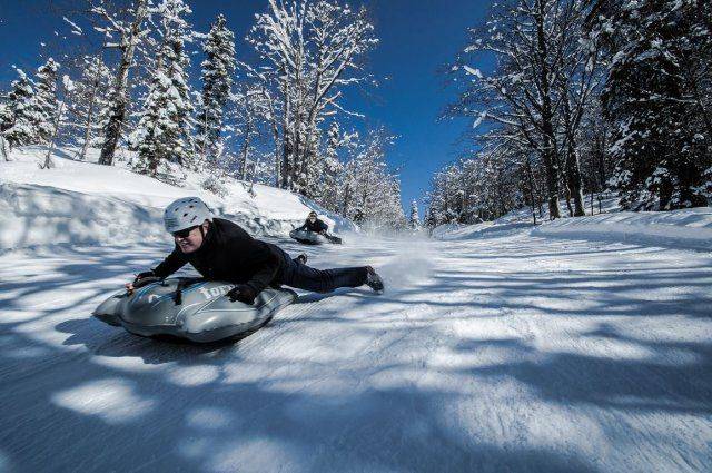 斯洛文尼亚选手在单板滑雪比赛中露出笑容