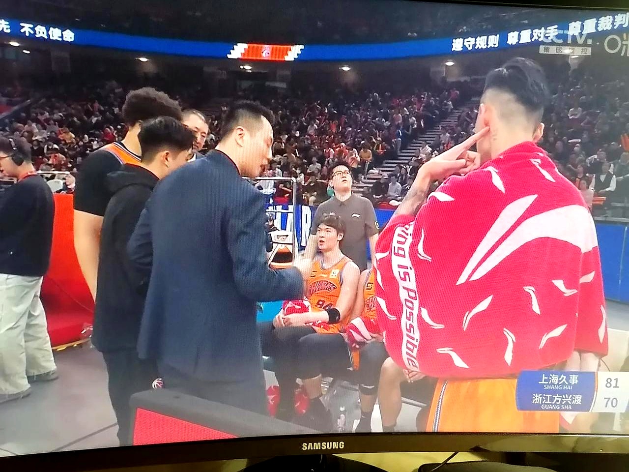 上海男篮士气高昂，豪取胜利