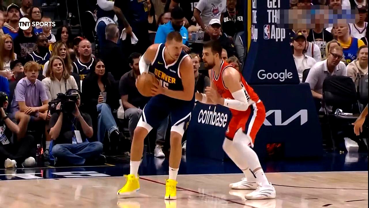 比赛中球员的进攻和防守之间的激烈对抗