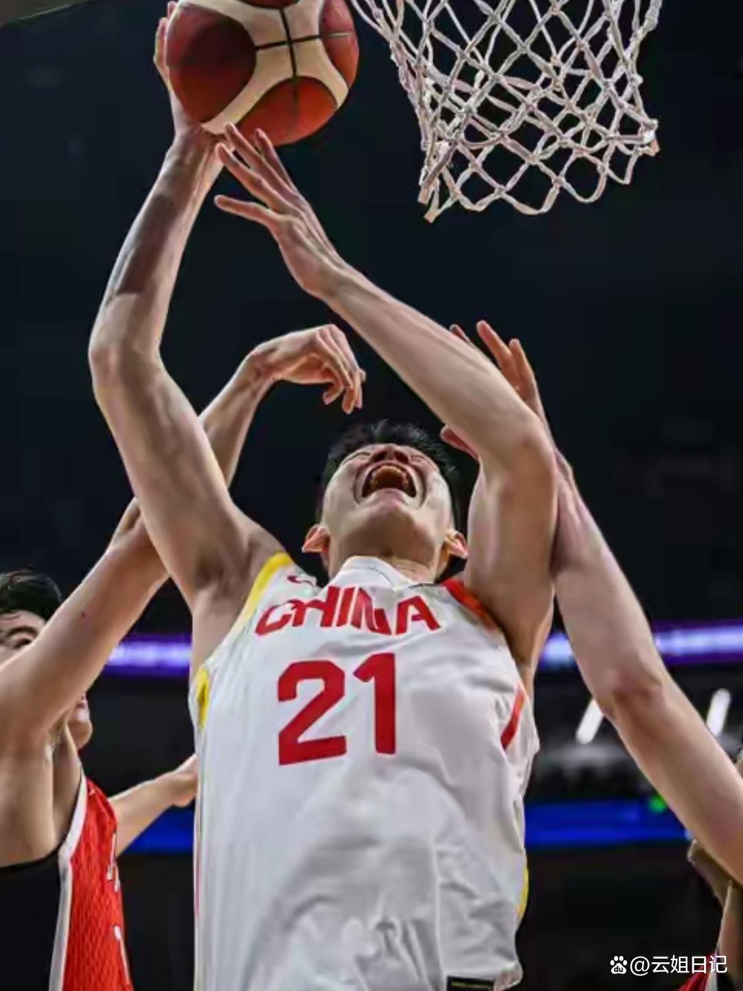 亚洲篮球明星在国际大赛中展现出色实力,为球队争取胜利 亚洲篮球明星在国际大赛中展现出色实力,为球队争取胜利