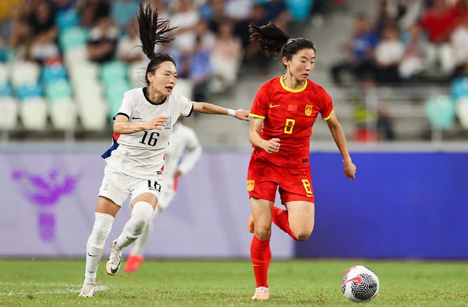 开云体育中国-中国女足比赛中某位队员突显个人实力，成为焦点人物
