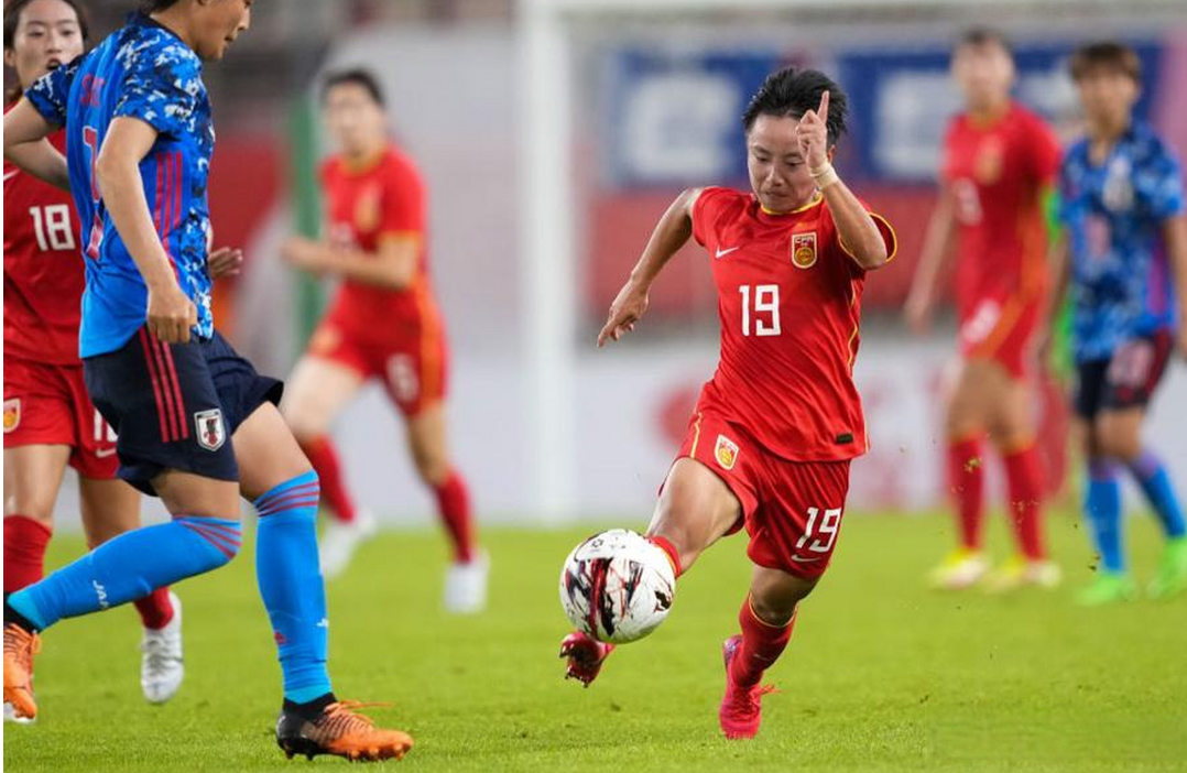 中国女足比赛中某位队员突显个人实力，成为焦点人物