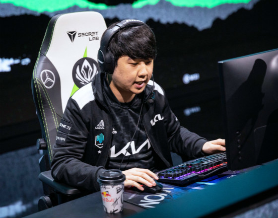 开云体育中国-PSG力克BRO,Ruler关键团战开团秒人焦点之战小组赛,引爆全场热议