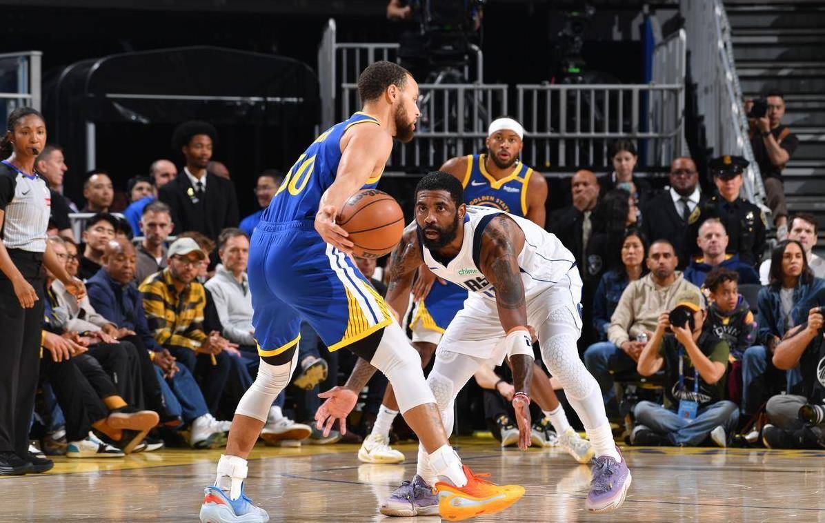 开云体育中国-勇士主场大胜雷霆,库里砍下30分再现神迹