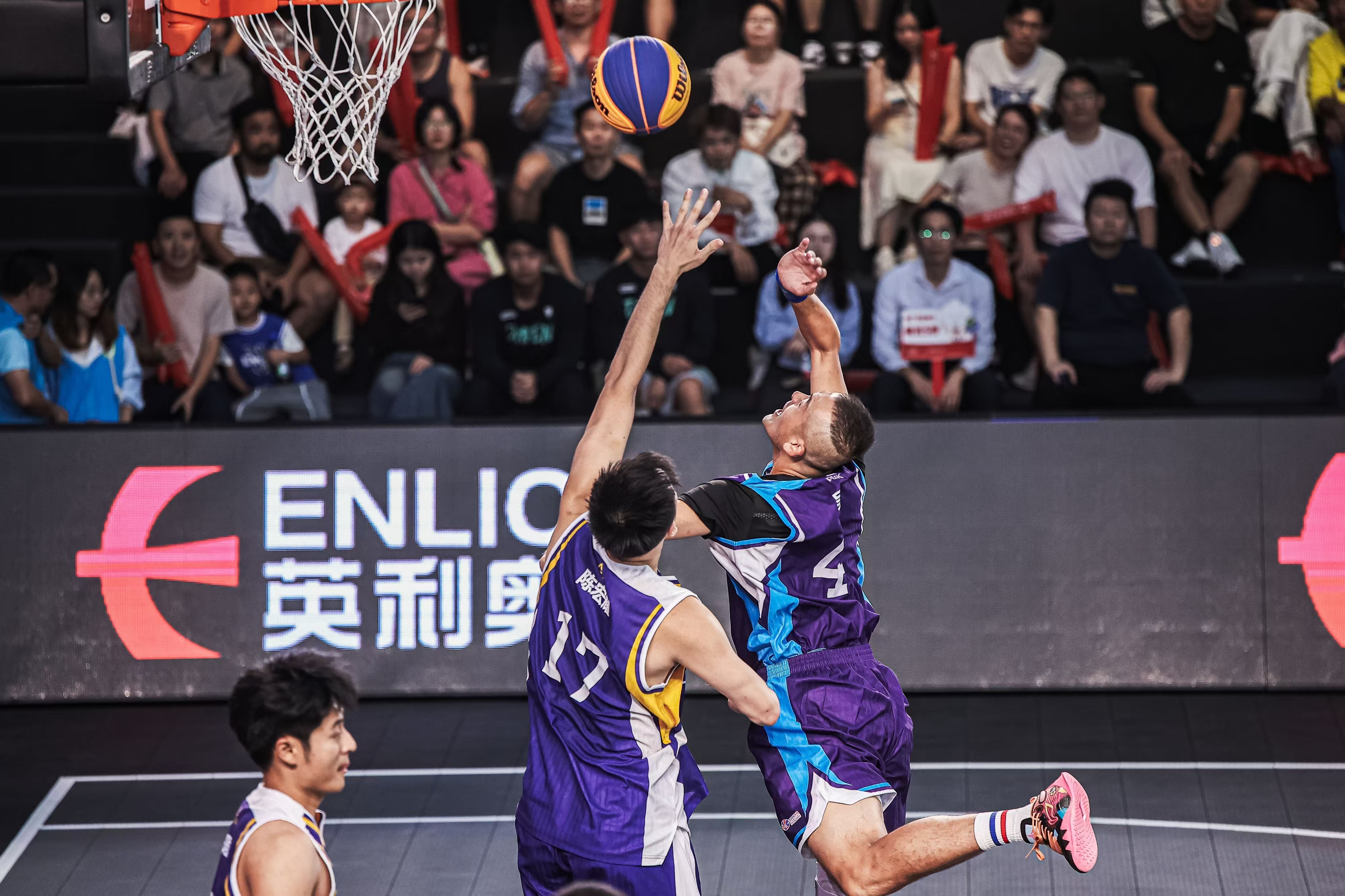 球场上擂台争霸，篮球赛事盛况空前
