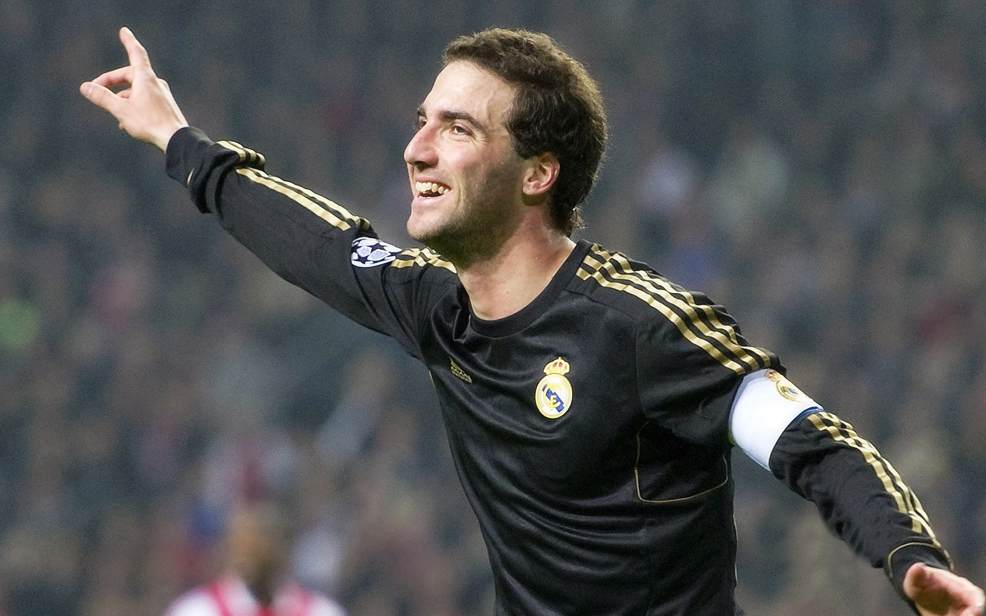 赛场双雄，雄鹿全面压制公牛，约基奇赛道旁接管F1揭幕战