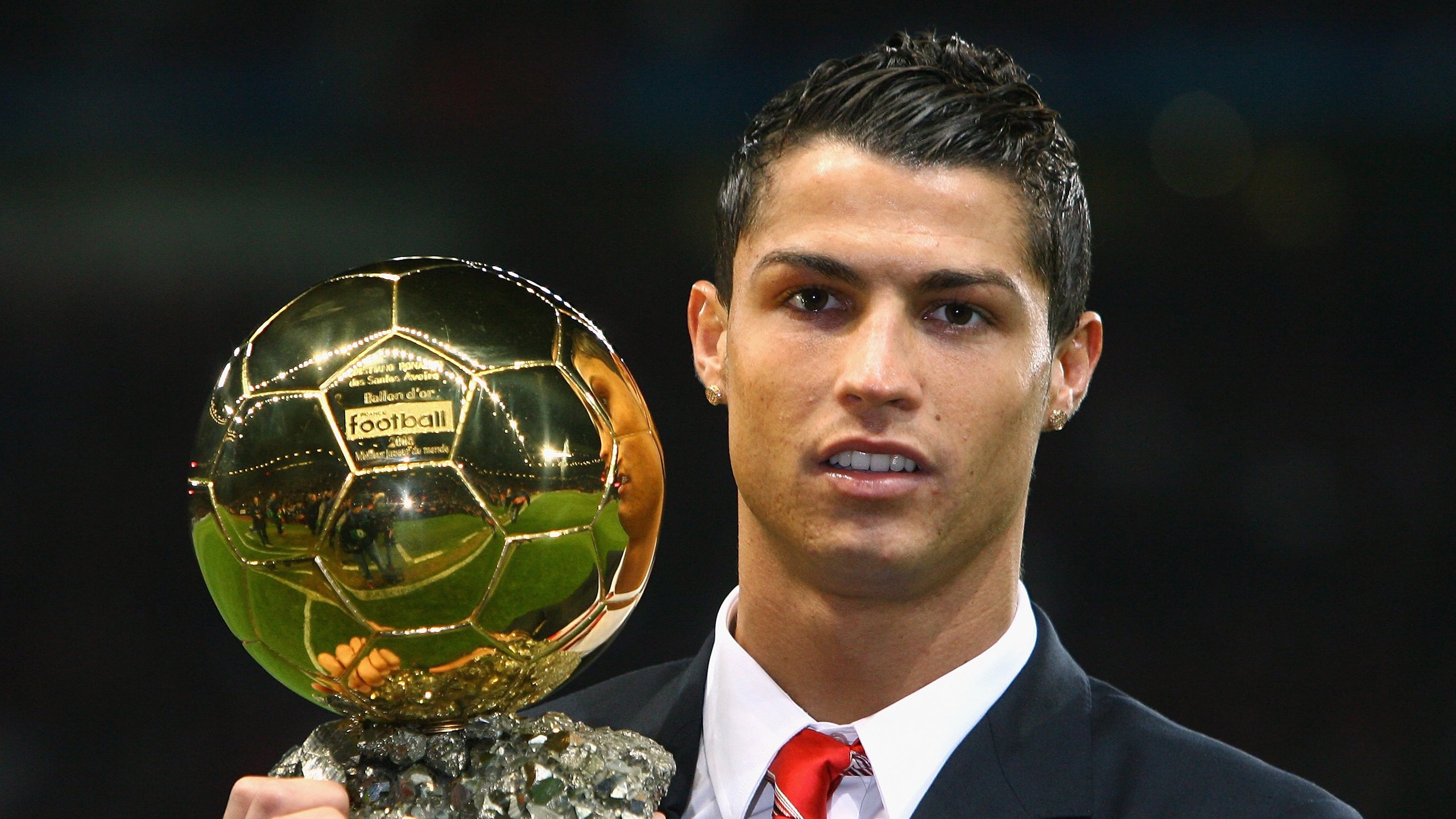 开云体育官网-您提供的两个关键词存在明显领域区隔—F1赛车与足球赛事。我将以戏剧性反差为核心，创造一篇具有唯一性的文章，将两者巧妙融合于一个更大的体育叙事框架下